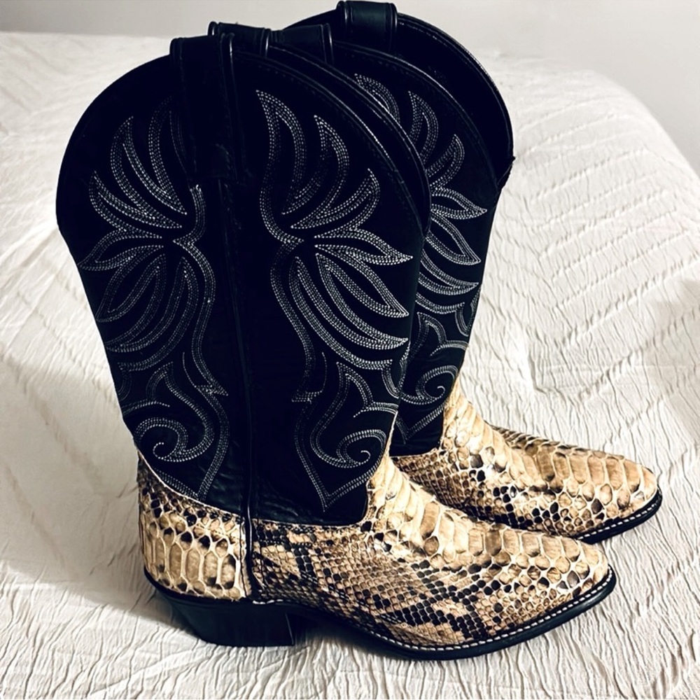 Laredo Snake Exotic Leather Western Cowboy boots. Size 7.5. Made in USA